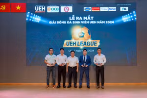 GS.TS. Nguyễn Khắc Quốc Bảo - Phó Giám đốc UEH tặng biểu trưng cảm ơn các đơn vị tài trợ.