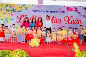 Trường mầm non Phú Mỹ tặng quà cho trẻ có hoàn cảnh khó khăn.