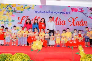 Trường mầm non Phú Mỹ tặng quà cho trẻ có hoàn cảnh khó khăn.