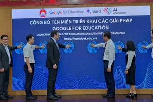 Các đại biểu bấm nút hệ thống tên miền mới.