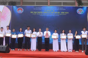 Lãnh đạo Sở GD&ĐT TPHCM và Thành đoàn thành phố trao tặng khen thưởng cho các em học sinh.