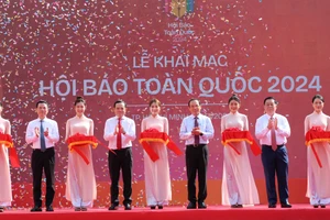 Các đại biểu cắt băng khai mạc Hội báo.