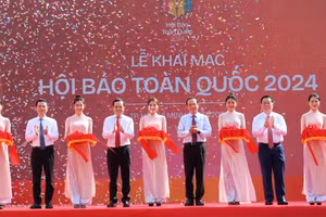 Các đại biểu cắt băng khai mạc Hội báo.