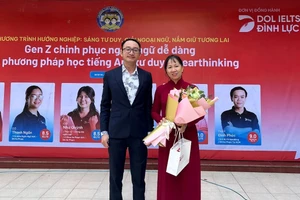 Thạc sỹ Phạm Công Nhật - Đại diện DOL English gửi tặng món quà tới BGH nhà trường.