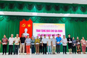 Đoàn đã trao 100 phần quà, mỗi phần 1 triệu đồng cho 100 hộ gia đình chính sách, gia đình đồng bào dân tộc có hoàn cảnh khó khăn.