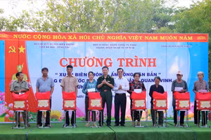 Lãnh đạo BĐBP Bà Rịa-Vũng Tàu và Ban Dân vận tỉnh ủy trao tặng quà cho các gia đình có hoàn cảnh khó khăn trên địa bàn 3 xã Phước Thuận - Bưng Riềng - Bông Trang thuộc huyện Xuyên Mộc, tỉnh Bà Rịa-Vũng Tàu. Ảnh: Quang Anh.