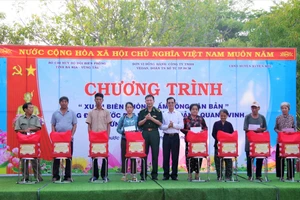 Lãnh đạo BĐBP Bà Rịa-Vũng Tàu và Ban Dân vận tỉnh ủy trao tặng quà cho các gia đình có hoàn cảnh khó khăn trên địa bàn 3 xã Phước Thuận - Bưng Riềng - Bông Trang thuộc huyện Xuyên Mộc, tỉnh Bà Rịa-Vũng Tàu. Ảnh: Quang Anh.