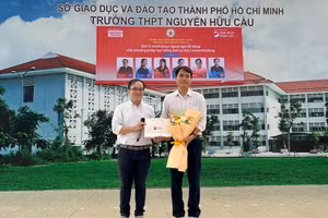 Đại diện DOL English - thầy Đình Phúc tặng quà đến trường THPT Nguyễn Hữu Cầu.