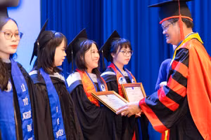 Sinh viên Trường Đại học Mở TPHCM nhận khen thưởng.