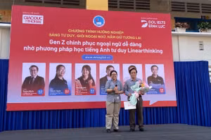 Diễn giả Tô Ngọc Vy - đại diện DOL IELTS Đình Lực gửi tặng hoa đến Ban Giám Hiệu trường THPT Bình Phú.