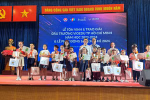 Trao khen thưởng cho học sinh đạt thành tích.