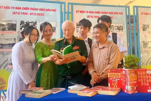 Giáo viên, học sinh Trường THPT Nguyễn Công Trứ và Đại tá Trần Thịnh Tần tham quan khu vực triển lãm.