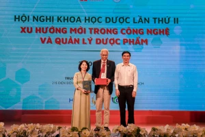 Các đại biểu tại hội nghị (từ phải sang): GS.TS.BS. Phạm Văn Lình, Hiệu trưởng HIU; PGS. TS. Lê Văn Truyền – Nguyên thứ trưởng Bộ y tế; PGS.TS. Nguyễn Thị Thu Thủy, Trưởng khoa Dược HIU.