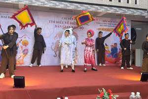 Trích đoạn Trưng Nương khởi nghĩa do các thầy cô, nghệ sĩ và học sinh cùng trình diễn.