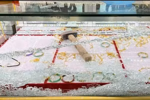 Cây búa dùng để đập bể tủ kính cướp vàng bị bỏ lại hiện trường. Ảnh: Người dân cung cấp.