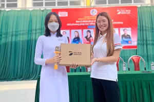 Phần quà từ DOL IELTS Đình Lực được gửi đến các bạn học sinh THPT Phước Long.