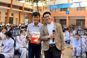 Các bạn học sinh hào hứng khi nhận được các quần quà từ DOL IELTS Đình Lực.