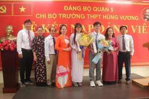 Chi bộ Trường THPT Hùng Vương chúc mừng 2 đảng viên trẻ.