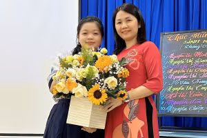 Em Như Ý cùng cô giáo Tuyết Lan.