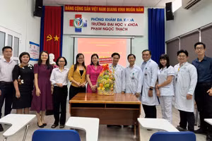 Lãnh đạo Đảng ủy Khối chúc mừng lãnh đạo Phòng Khám đa khoa Trường ĐH Y khoa Phạm Ngọc Thạch.