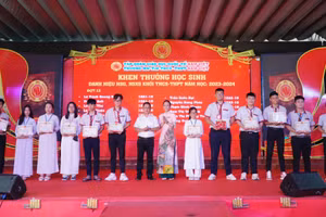 Học sinh Trường MN-TH-THCS-THPT Nam Việt nhận khen thưởng tại lễ tổng kết.