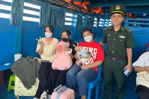 Cán bộ Đồn Biên phòng Thạnh An động viên các thí sinh trước khi đò rời bến.