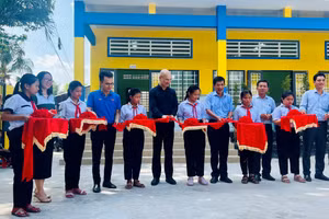 Các đơn vị cắt băng khánh thành phòng học tại điểm trường Phụng Sơn A.