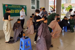 “Tay kéo Biên phòng” Chi đoàn Đồn Biên phòng Phước Thuận, BĐBP Bà Rịa – Vũng Tàu phối hợp cắt tóc miễn phí cho các em học sinh Trường Tiểu học Hồ Tràm.