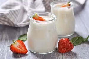 Khi xuất hiện một số dấu hiệu của rối loạn tiêu hóa, người dân có thể bổ sung lợi khuẩn, các loại thực phẩm lên men như sữa chua, kombucha... để ổn định hệ tiêu hóa. Ảnh minh họa.