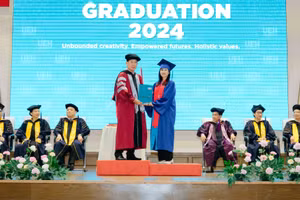 Tân cử nhân nhận bằng tốt nghiệp.