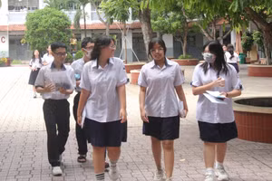 Thí sinh TPHCM kết thúc thi môn Toán vào lớp 10 năm học 2024-2025.