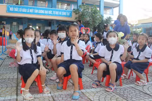 Học sinh lớp 1 TPHCM trong ngày tựu trường.