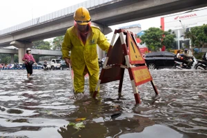 Nhiều tuyến phố của Hà Nội ngập sâu sau trận mưa giải nhiệt 