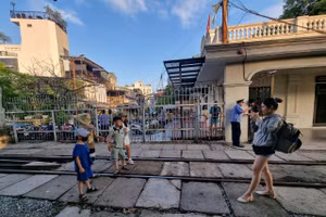 Quán cafe tại ga Long Biên chưa có giấy phép vẫn mở cửa đón khách