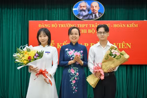 Học sinh Hà Nội xúc động đọc lời thề khi được kết nạp Đảng