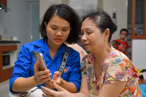 Ngày đêm hướng dẫn người dân kích hoạt định danh điện tử ở Hà Nội