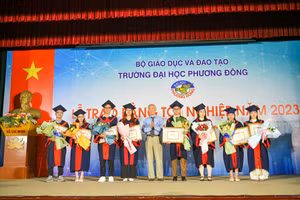 Tân cử nhân rạng rỡ trong lễ trao bằng tốt nghiệp