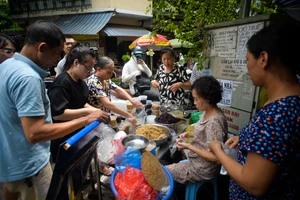 Người dân Hà Nội tất bật mua rượu nếp, hoa quả ngày Tết Đoan Ngọ.