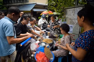 Người dân Hà Nội tất bật mua rượu nếp, hoa quả ngày Tết Đoan Ngọ.