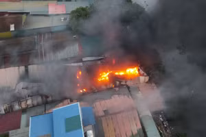 Cháy xưởng sửa ô tô cột khói bốc cao hàng chục mét