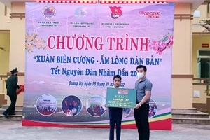 Văn phòng báo GD&TĐ khu vực Miền Trung Tây Nguyên trao 19 góc học tập cho “Con nuôi đồn biên phòng” Quảng Trị.