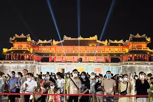 Hàng nghìn người dân đến Phố đêm Hoàng Thành Huế.