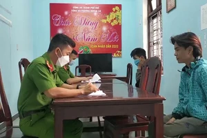 Hai đối tượng tại cơ quan công an.