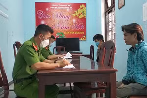 Hai đối tượng tại cơ quan công an.