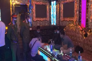 Lực lượng chức năng bắt quả tang các đối tượng đang tàng trữ và sử dụng trái phép chất ma túy.