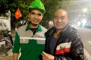 Anh Trần Phương Lộc trả lại nhẫn kim cương khi nhặt được cho khổ chủ.