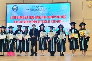 Trường Đại học Kinh Huế tế trao bằng thạc sĩ, cử nhân cho hơn 800 học viên.