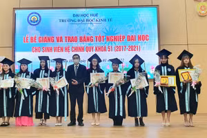 Trường Đại học Kinh Huế tế trao bằng thạc sĩ, cử nhân cho hơn 800 học viên.