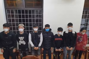 Nhóm thiếu niên 10X tại cơ quan công an.