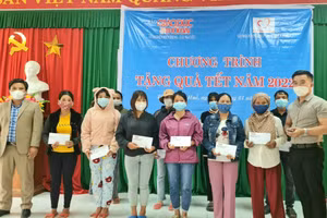 Các suất quà được đại diện Báo GD&TĐ trao tận tay cho bà con.